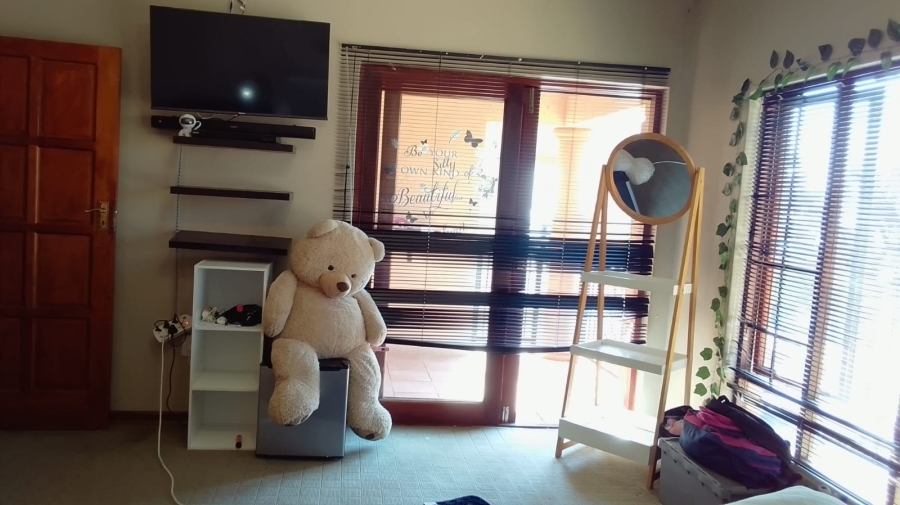 To Let 4 Bedroom Property for Rent in Safari Gardens North West